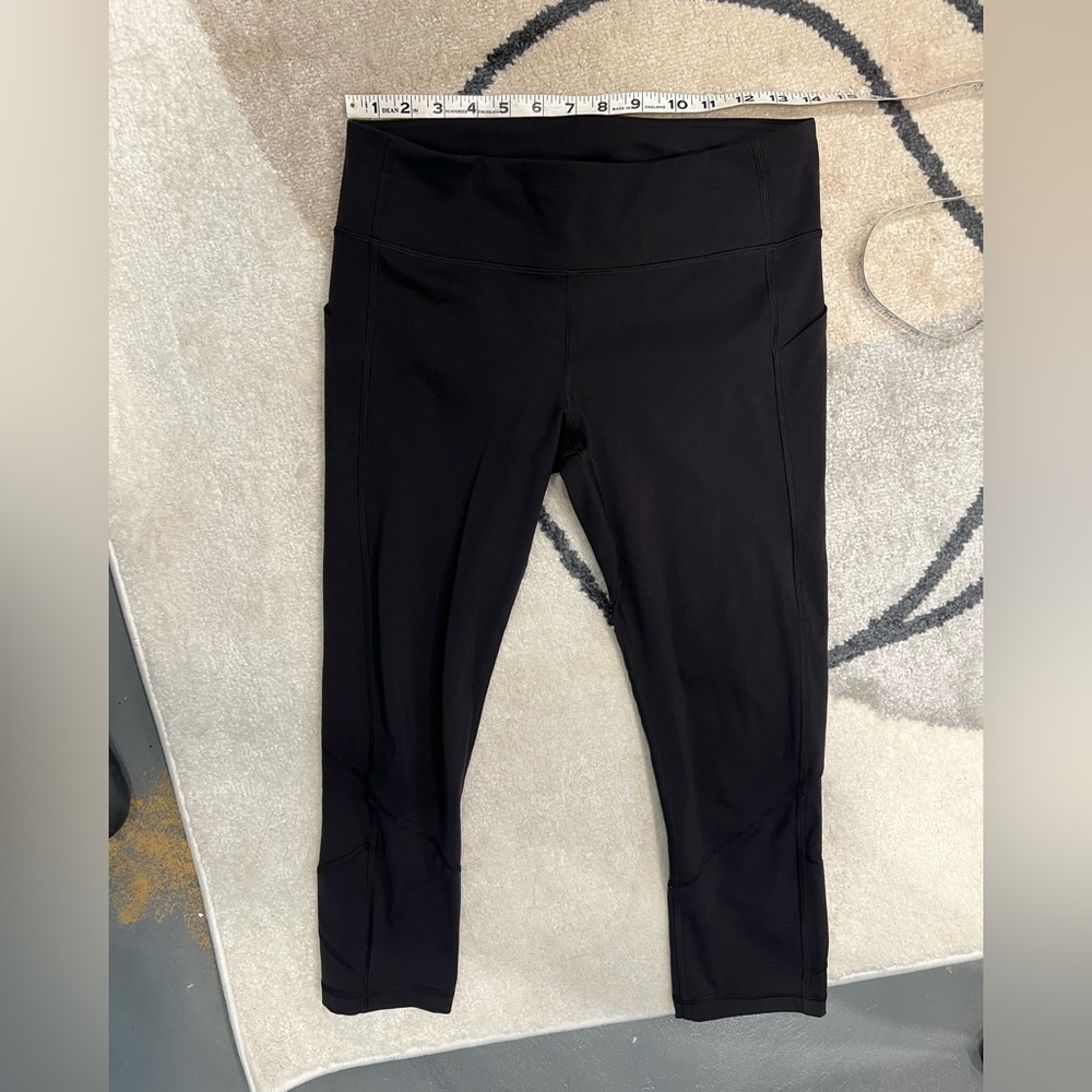 Lululemon cropped leggings with two side pockets and zipper back
